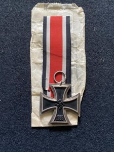 WW2 GERMAN IRON CROSS 2ND CLASS IN PACKET