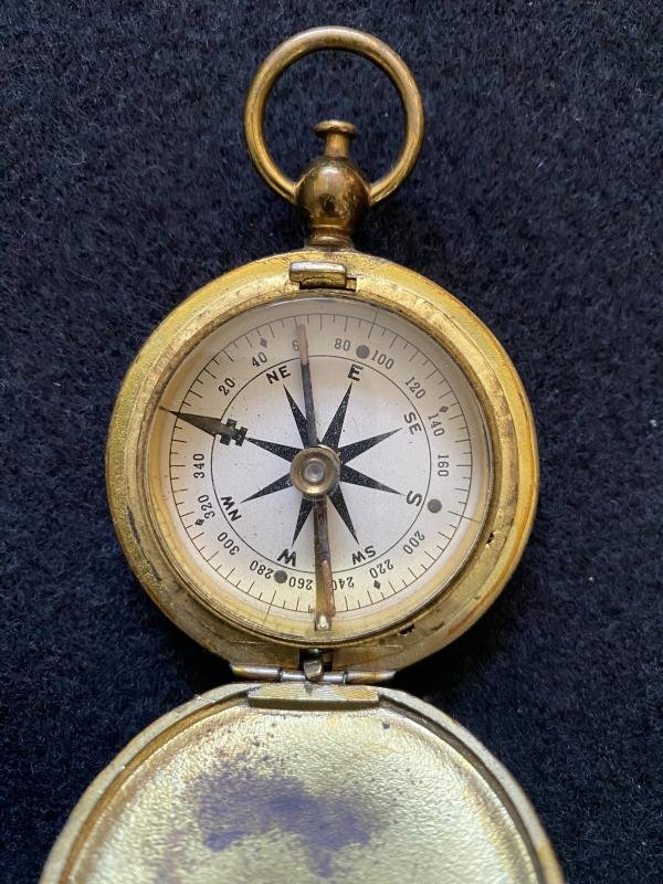 WW2 U.S WALTHAM MILITARY COMPASS IN POUCH — image 2