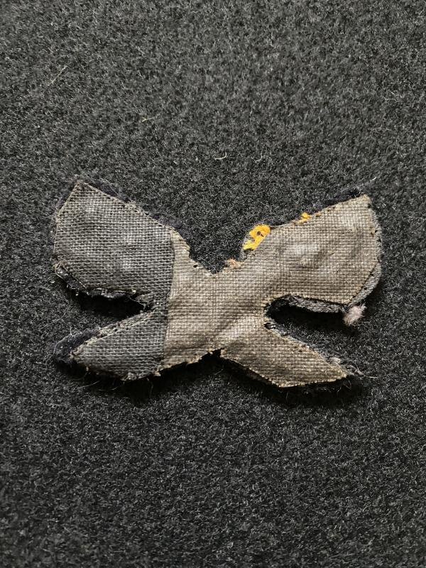 CROSSED SWORDS NO.1 DRESS BADGE — image 2