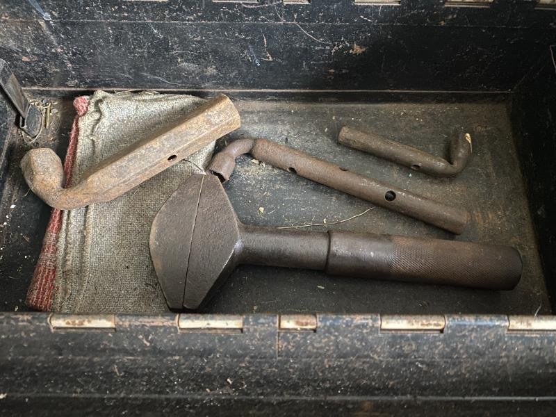 WW2 GERMAN VEHICLE TOOL BOX WITH TOOLS — image 4