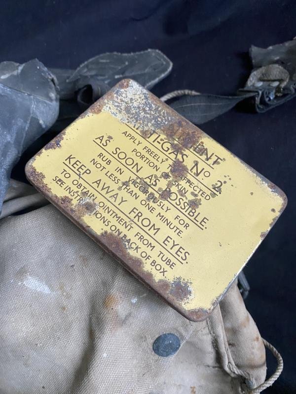 WW2 BRITISH SERVICE GAS MASK SET — image 4