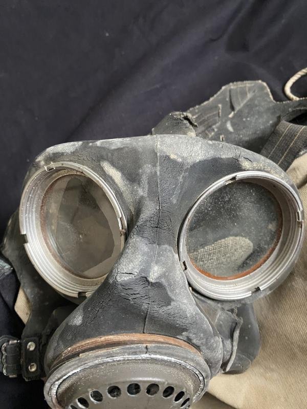 WW2 BRITISH SERVICE GAS MASK SET — image 5