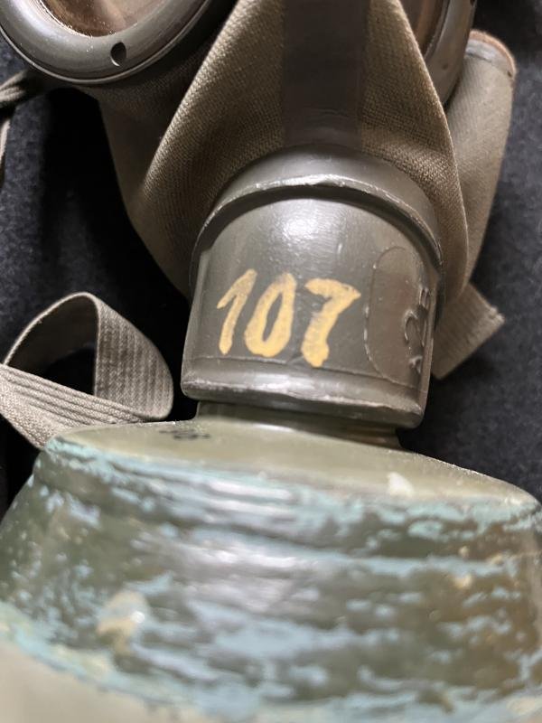 WW2 GERMAN M30 GAS MASK — image 2