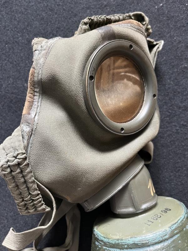 WW2 GERMAN M30 GAS MASK — image 8