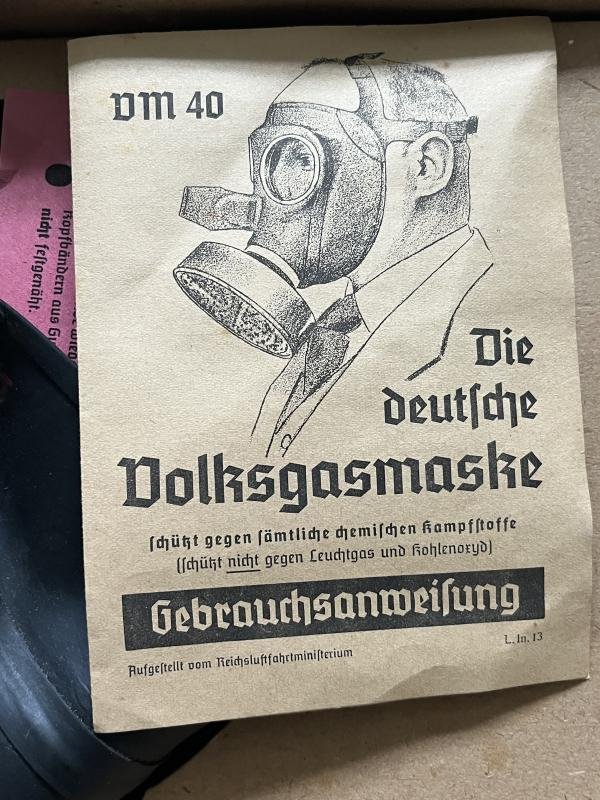 BOXED WW2 GERMAN DM40 GAS MASK WITH INSTRUCTIONS — image 2