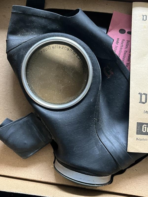 BOXED WW2 GERMAN DM40 GAS MASK WITH INSTRUCTIONS — image 3