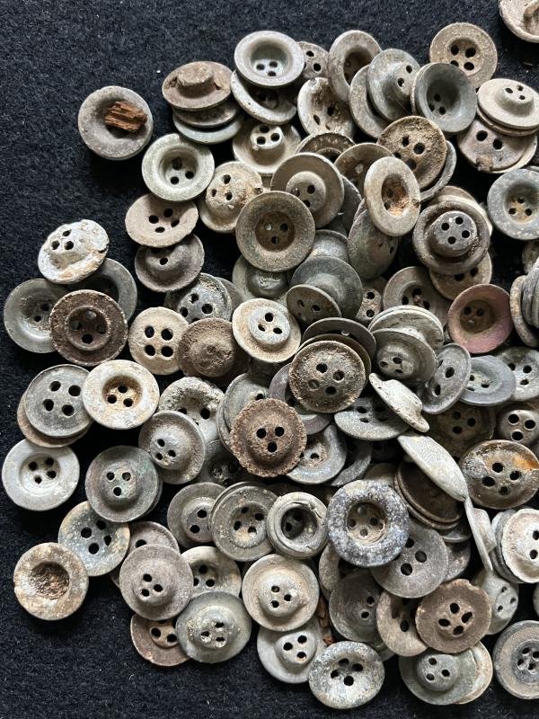 8 X ASSORTED WW2 GERMAN BUTTONS — image 2