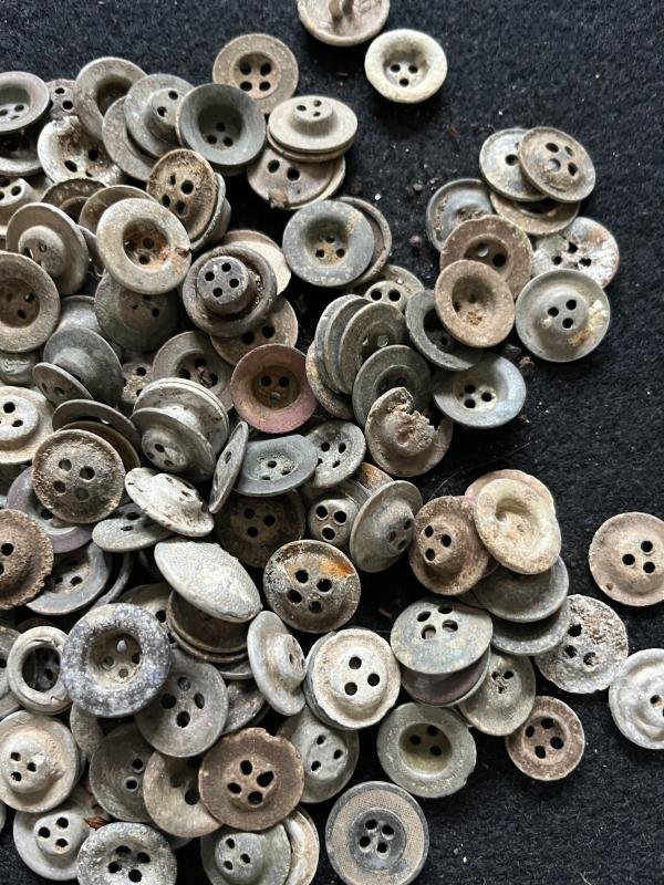 8 X ASSORTED WW2 GERMAN BUTTONS — image 3