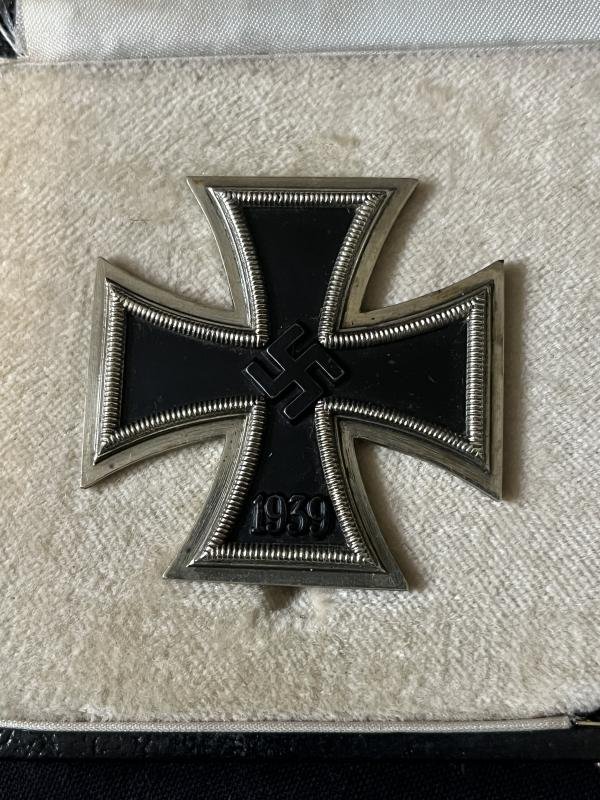 CASED WW2 GERMAN IRON CROSS 1ST AND 2ND CLASS MEDAL SET — image 2