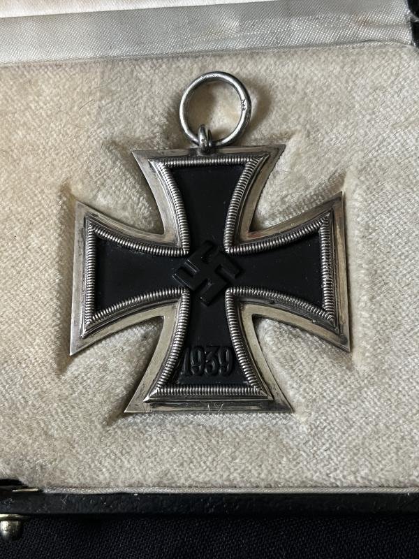 CASED WW2 GERMAN IRON CROSS 1ST AND 2ND CLASS MEDAL SET — image 3