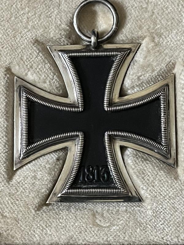 CASED WW2 GERMAN IRON CROSS 1ST AND 2ND CLASS MEDAL SET — image 7
