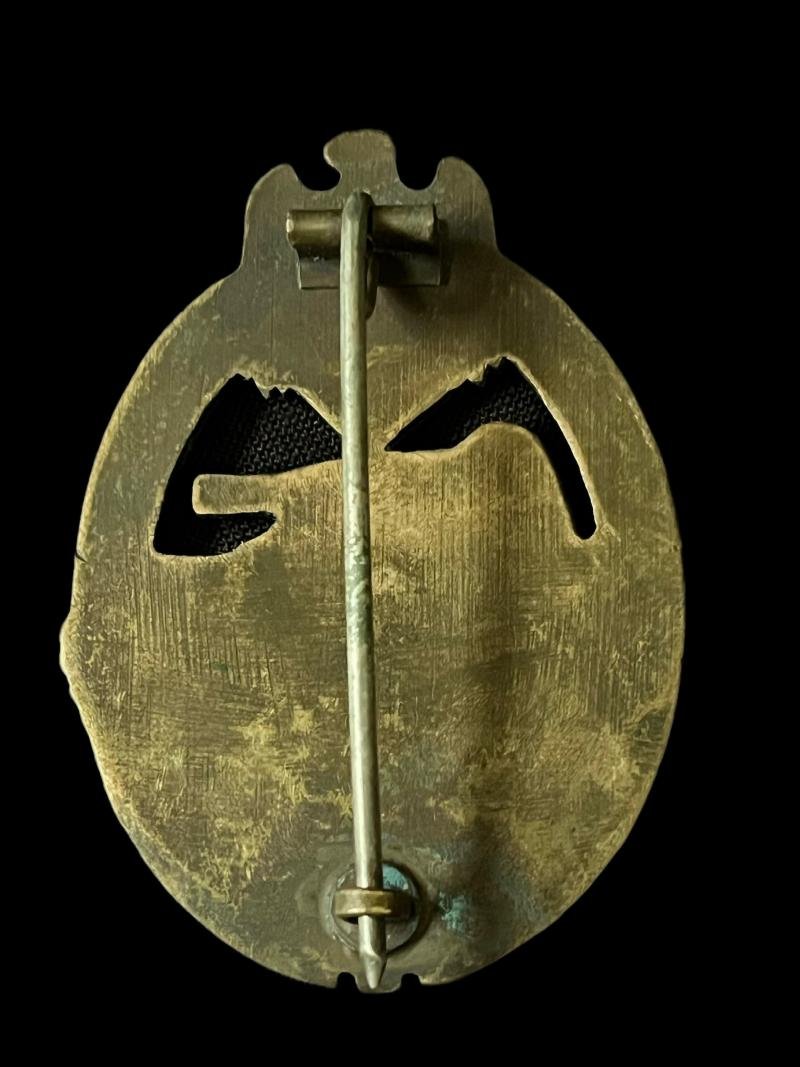 WW2 GERMAN PANZER ASSAULT BADGE IN BRONZE — image 4