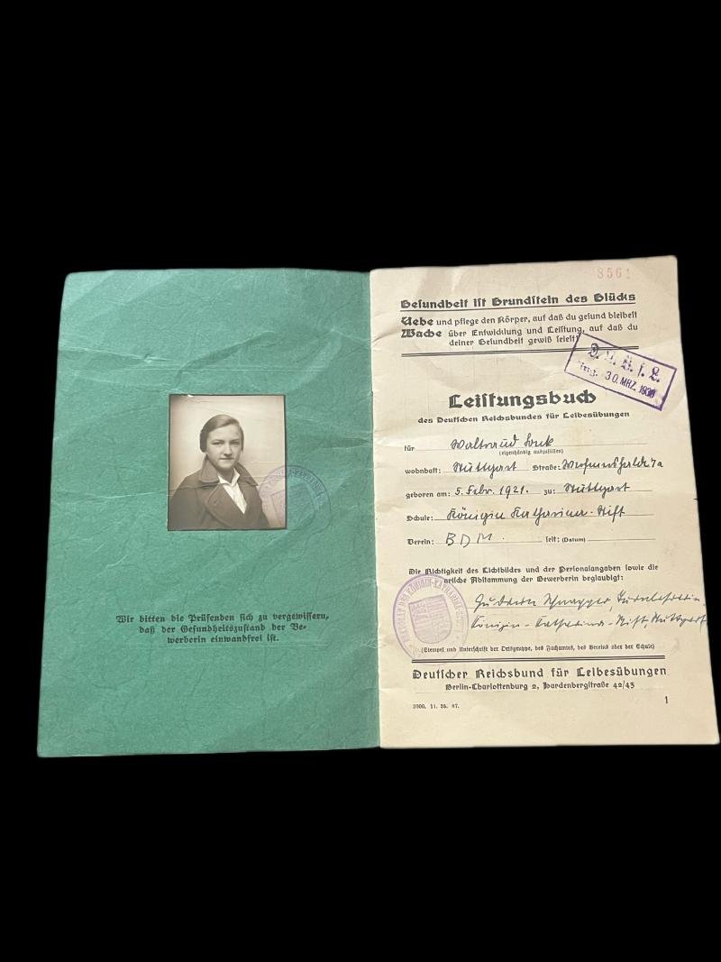 WW2 GERMAN LEISTUNGSBUCH SPORTS BADGE BOOK — image 2