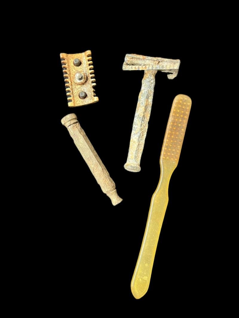 SELECTION OF RELIC WW2 GERMAN TOILETRIES — image 3