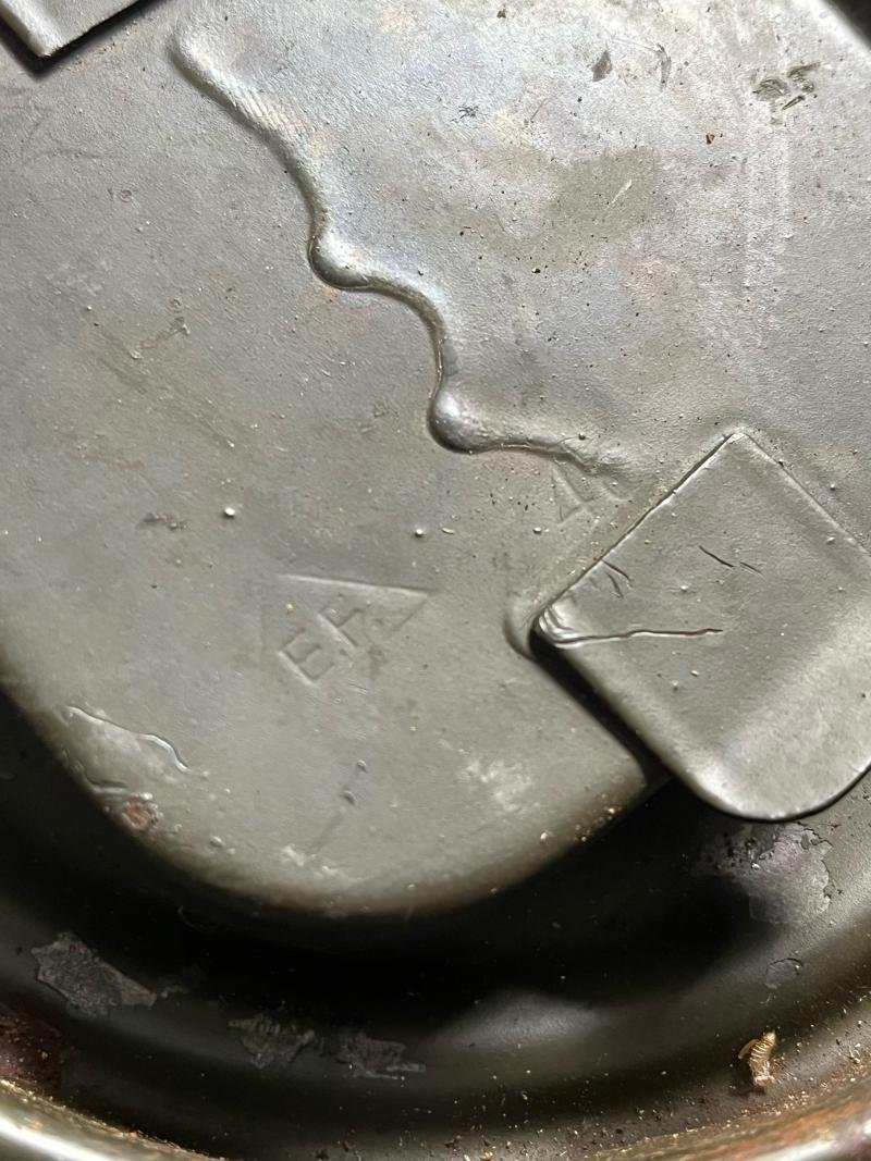 WW2 GERMAN M38 GAS MASK AND TIN — image 9