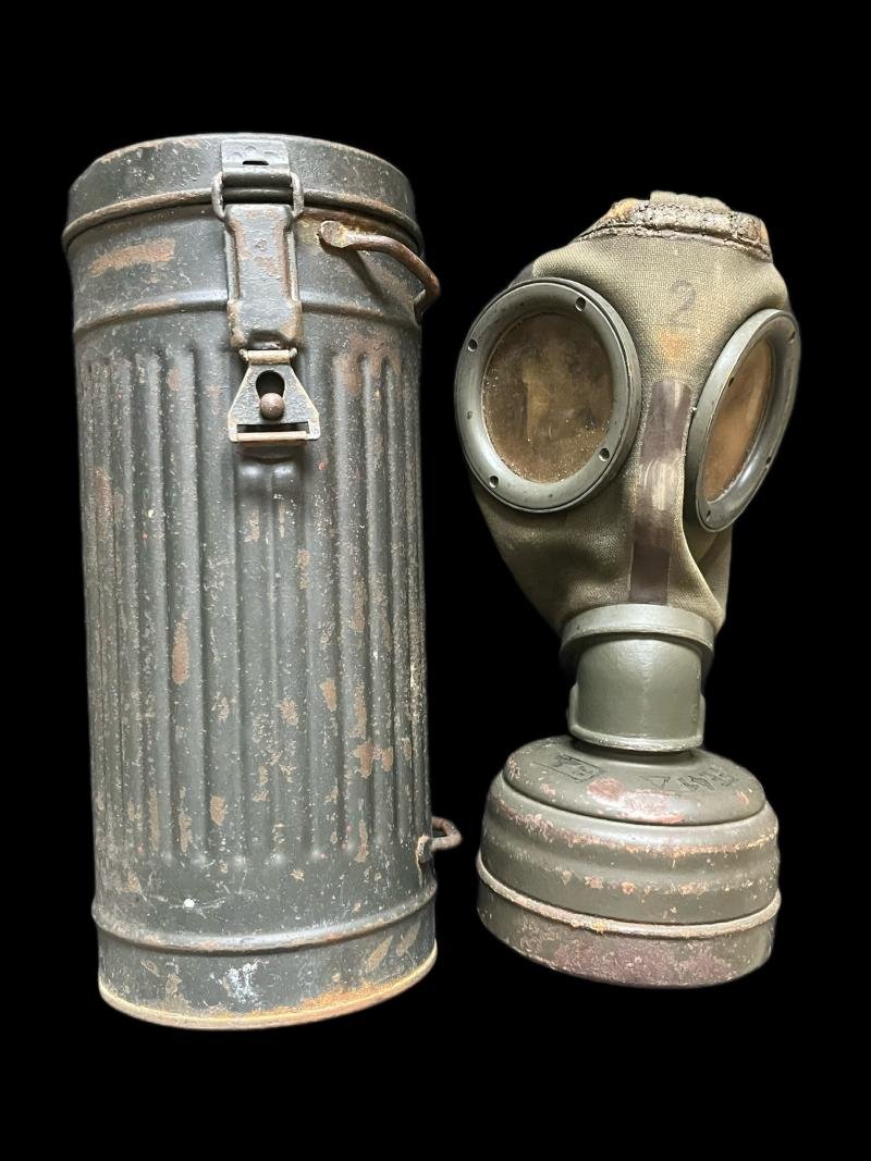 WW2 GERMAN M30 GAS MASK WITH CANISTER