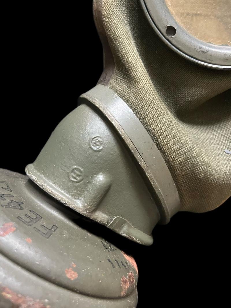 WW2 GERMAN M30 GAS MASK WITH CANISTER — image 4