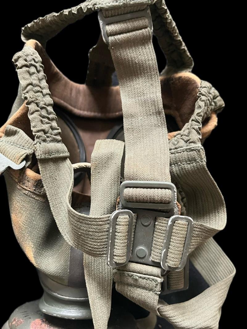 WW2 GERMAN M30 GAS MASK WITH CANISTER — image 5