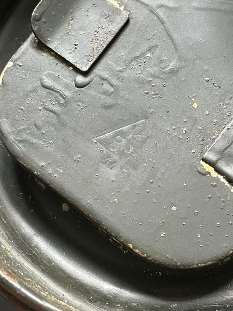 WW2 GERMAN M30 GAS MASK WITH CANISTER — image 9