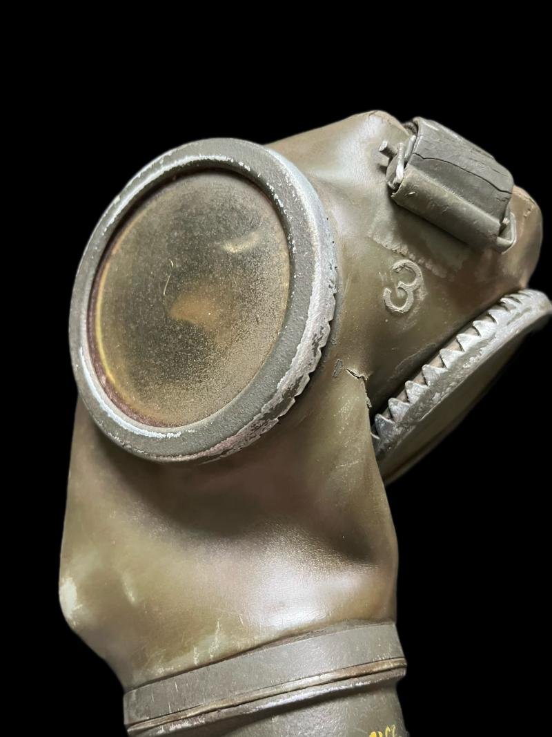 WW2 GERMAN GAS MASK IN A DRAEGER GAS MASK TIN — image 3