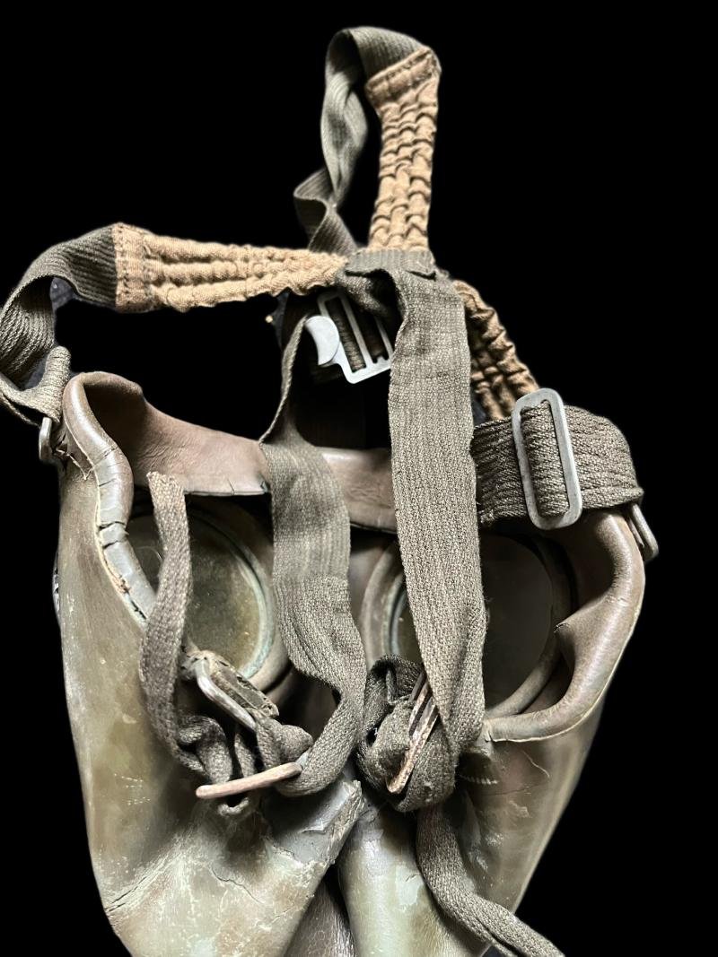WW2 GERMAN GAS MASK IN A DRAEGER GAS MASK TIN — image 5