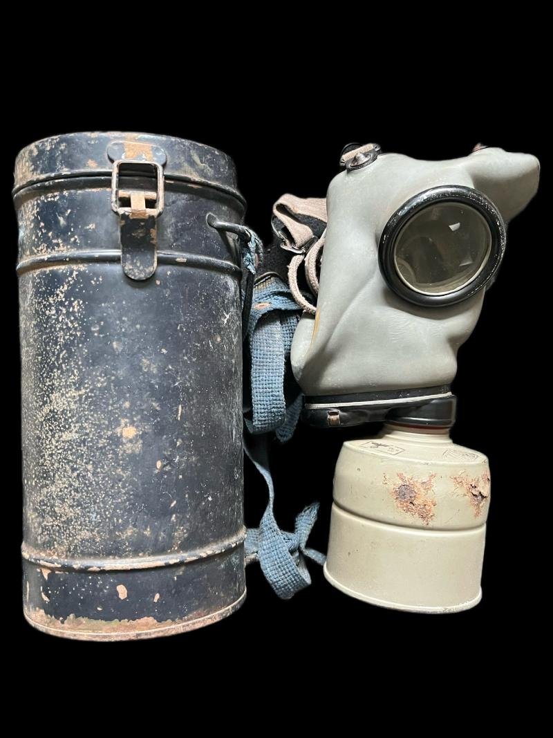 WW2 FM-3 GAS MASK IN A LUFTSCHUTZ GAS MASK TIN