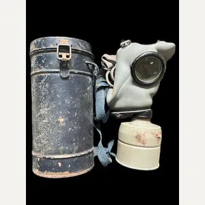WW2 FM-3 GAS MASK IN A LUFTSCHUTZ GAS MASK TIN