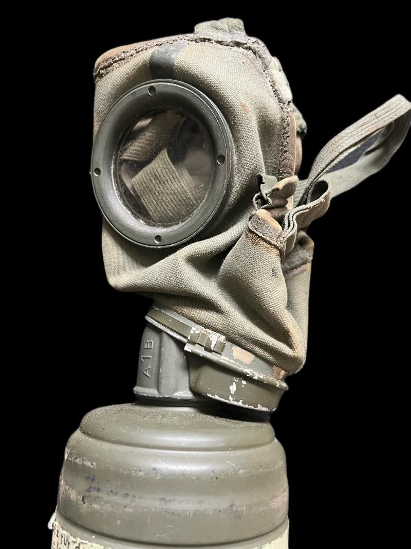 WW2 GERMAN M30 GAS MASK IN TIN — image 2