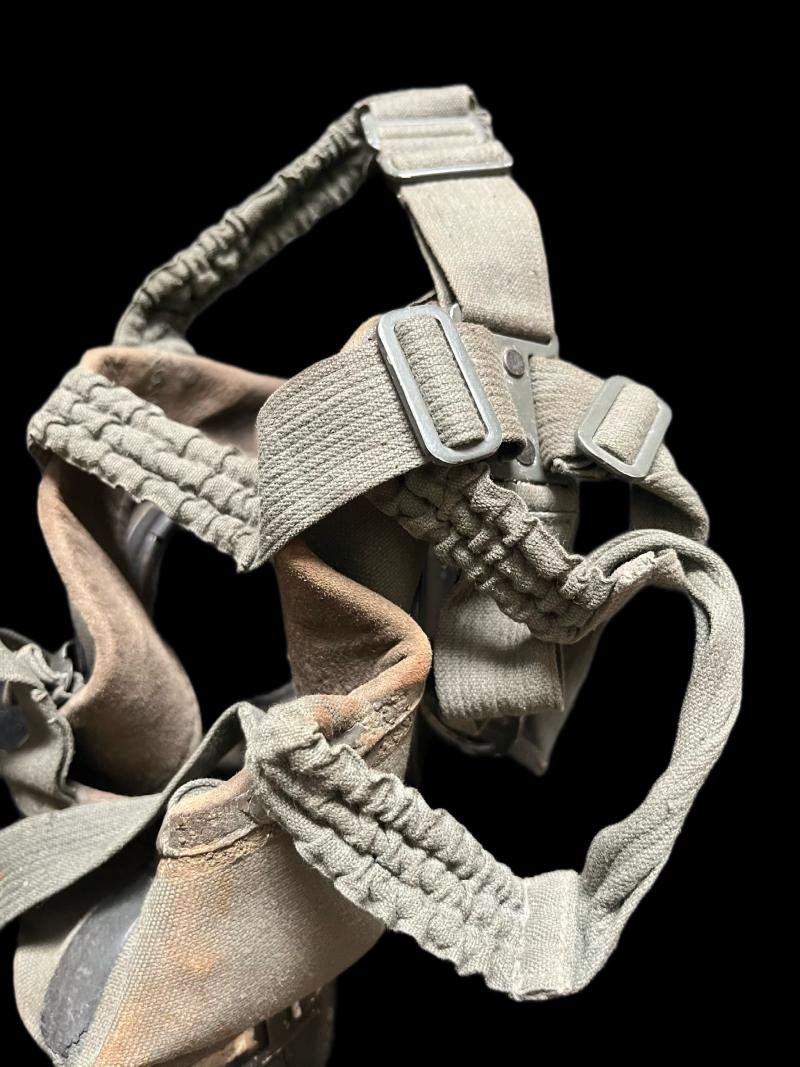 WW2 GERMAN M30 GAS MASK IN TIN — image 4