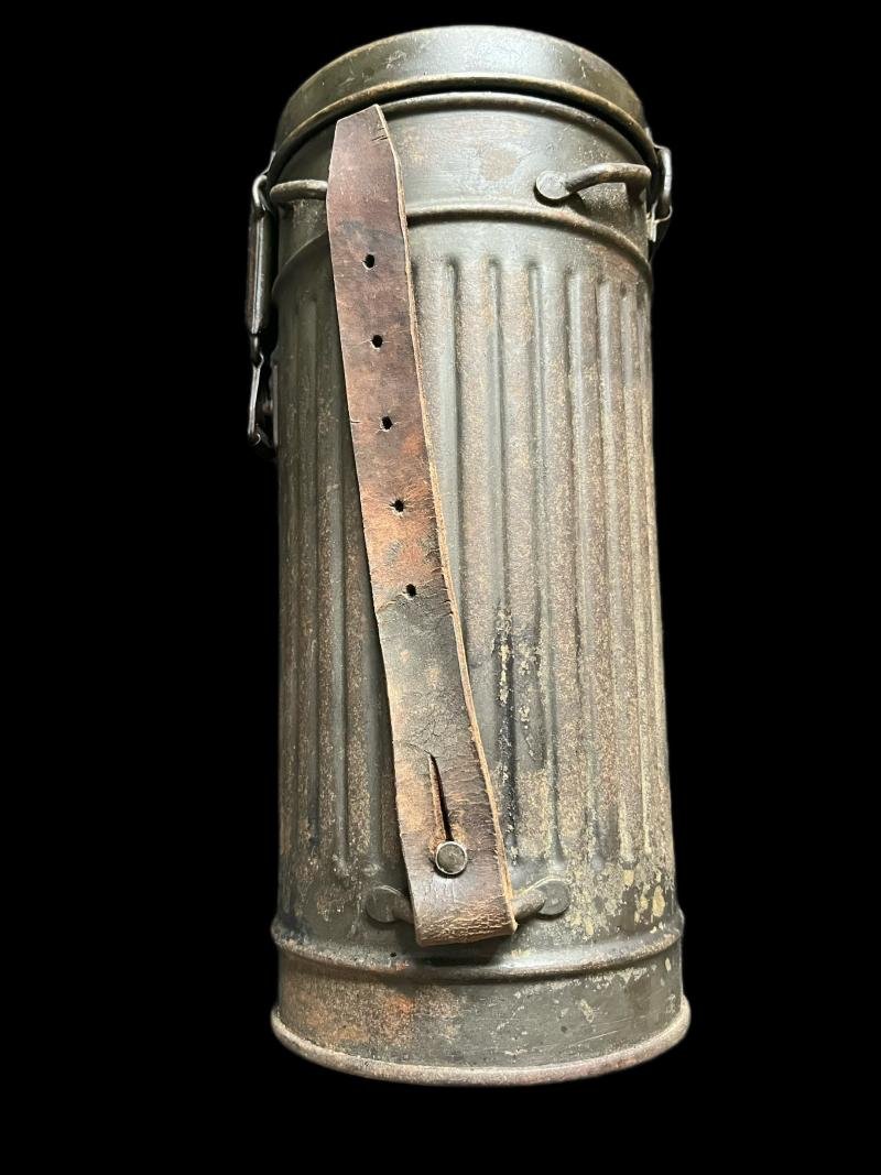 WW2 GERMAN M30 GAS MASK IN TIN — image 7
