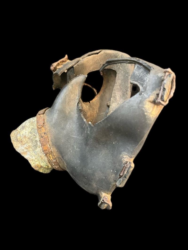 RELIC WW2 GERMAN GAS MASK — image 3