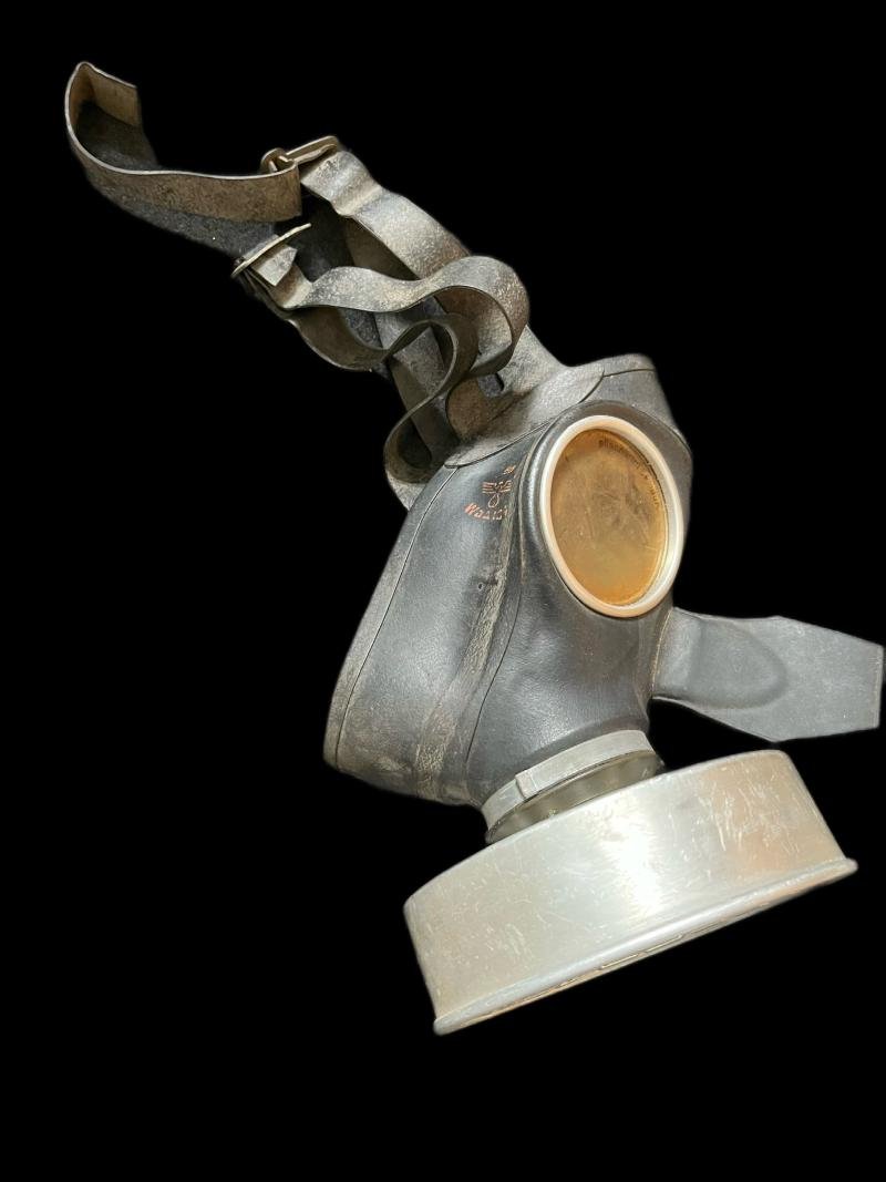 WW2 GERMAN GAS MASK — image 2