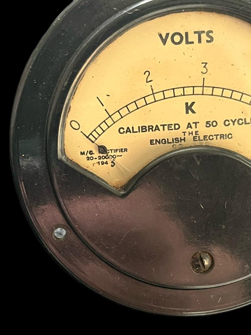 (Was £25) 1945 DATED BRITISH MILITARY K VOLTS METER — image 2