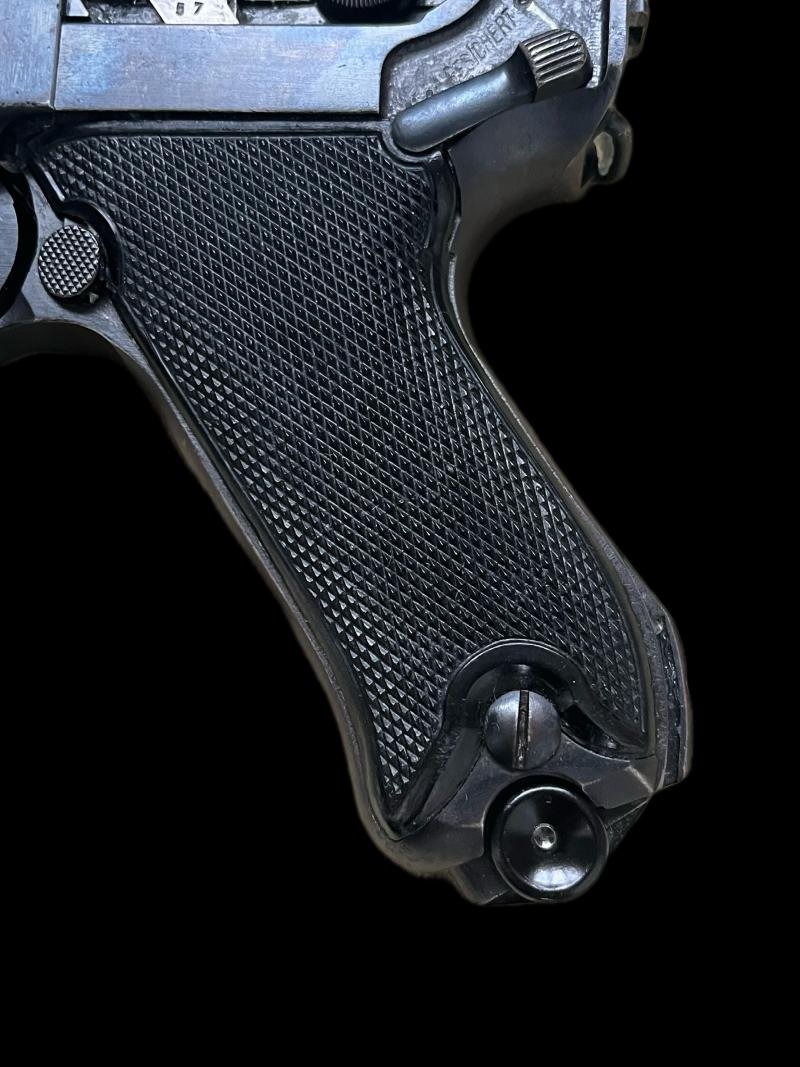 DEACTIVATED WW2 GERMAN 1939 DATED LUGER (MATCHING) (UK DEACTIVATION) — image 4