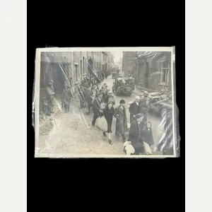 ASSOCIATED PRESS PHOTO OF U.S. TROOPS AND CIVILIANS