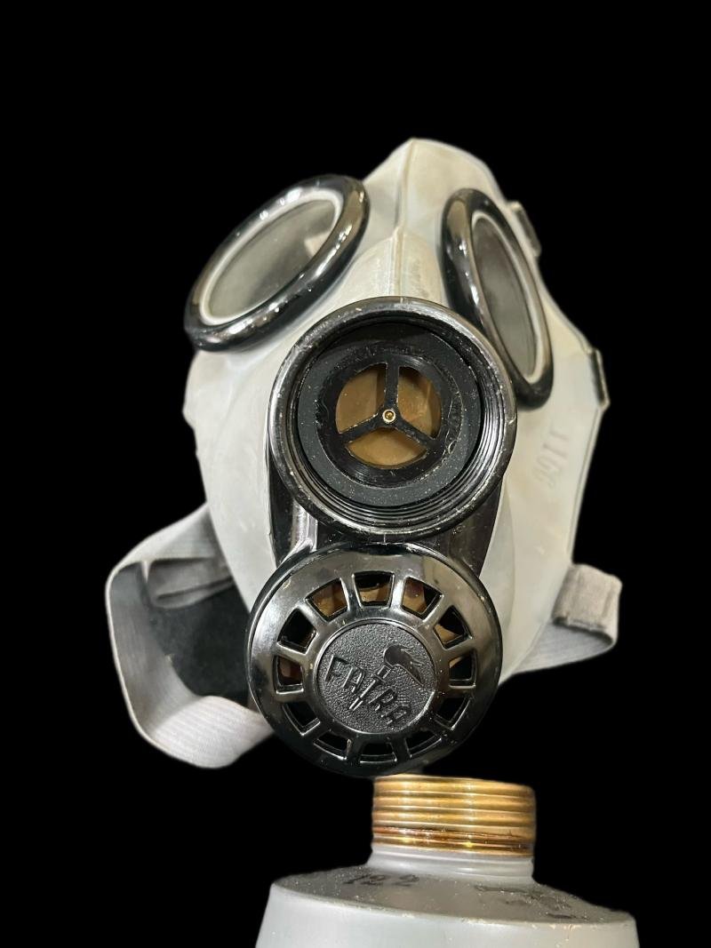 WW2 CZECH FATRA FM-3 GAS MASK WITH FILTER AND TIN — image 3
