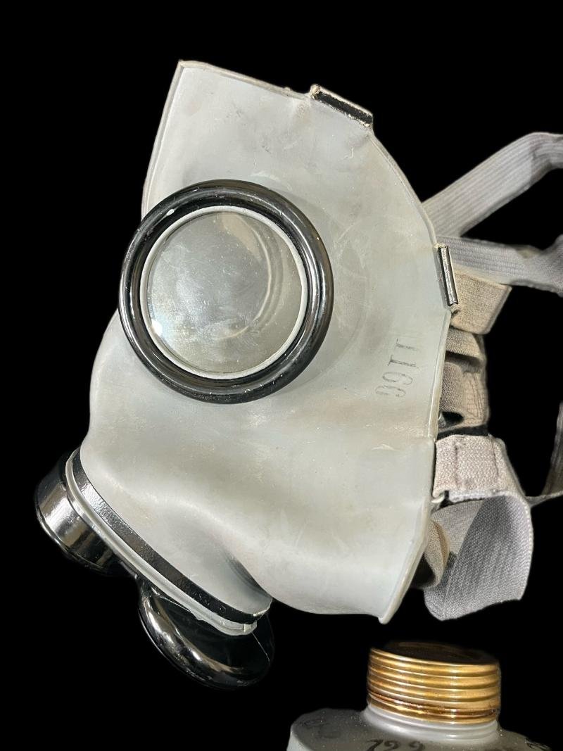 WW2 CZECH FATRA FM-3 GAS MASK WITH FILTER AND TIN — image 4