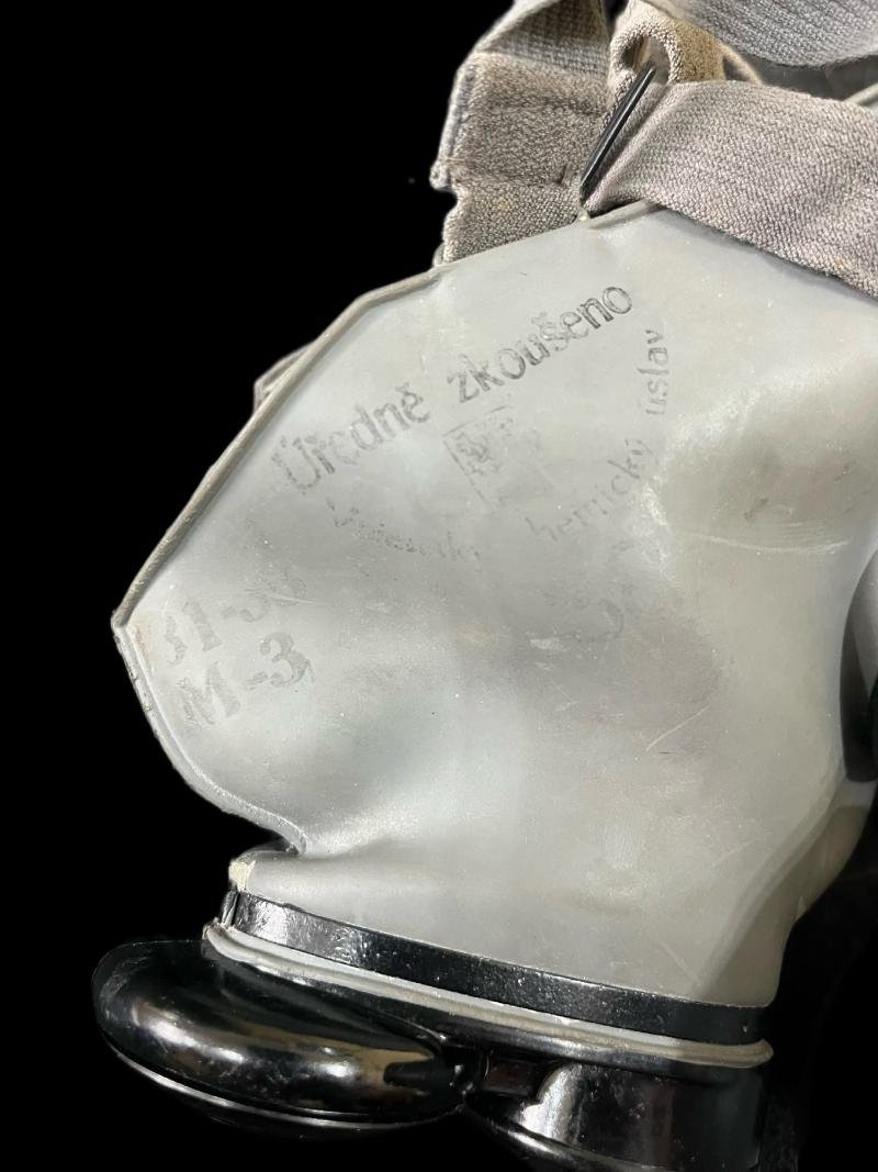 WW2 CZECH FATRA FM-3 GAS MASK WITH FILTER AND TIN — image 7