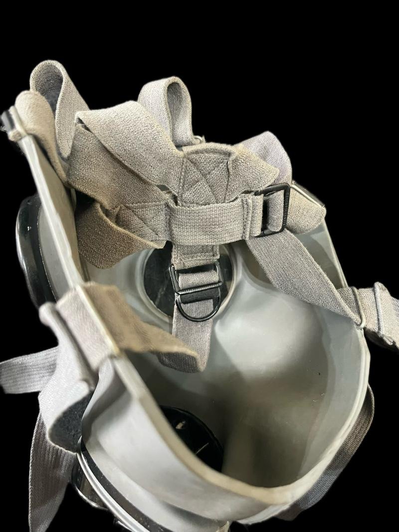 WW2 CZECH FATRA FM-3 GAS MASK WITH FILTER AND TIN — image 8