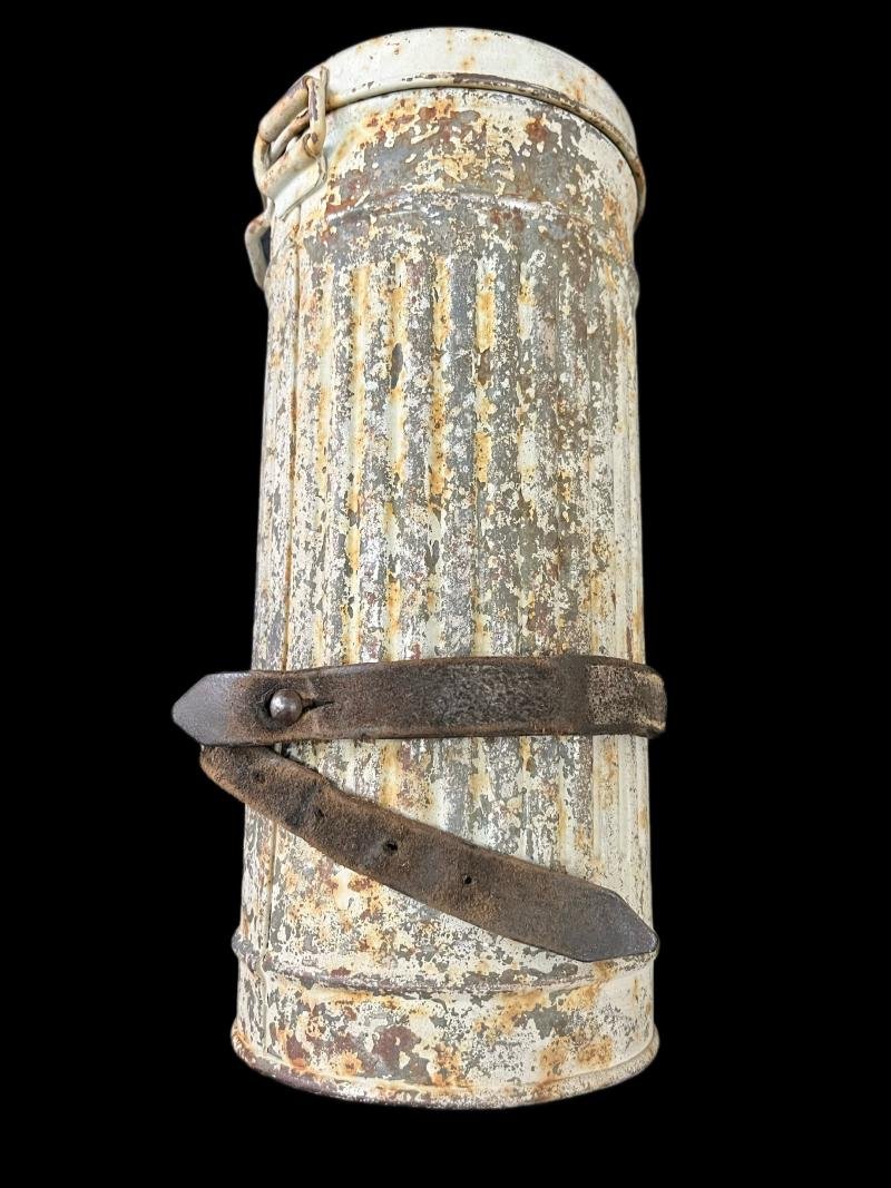 WW2 GERMAN SNOW CAMO GAS MASK TIN — image 4