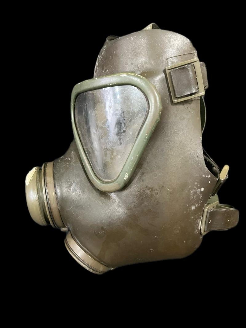 GERMAN AUER M62 GAS MASK — image 2