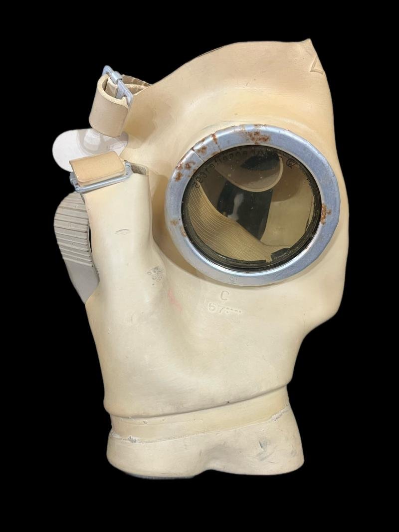 GERMAN AUER Z56 GAS MASK WITH FILTER AND TIN — image 3
