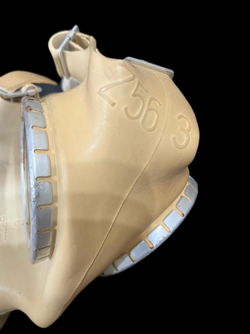 GERMAN AUER Z56 GAS MASK WITH FILTER AND TIN — image 4