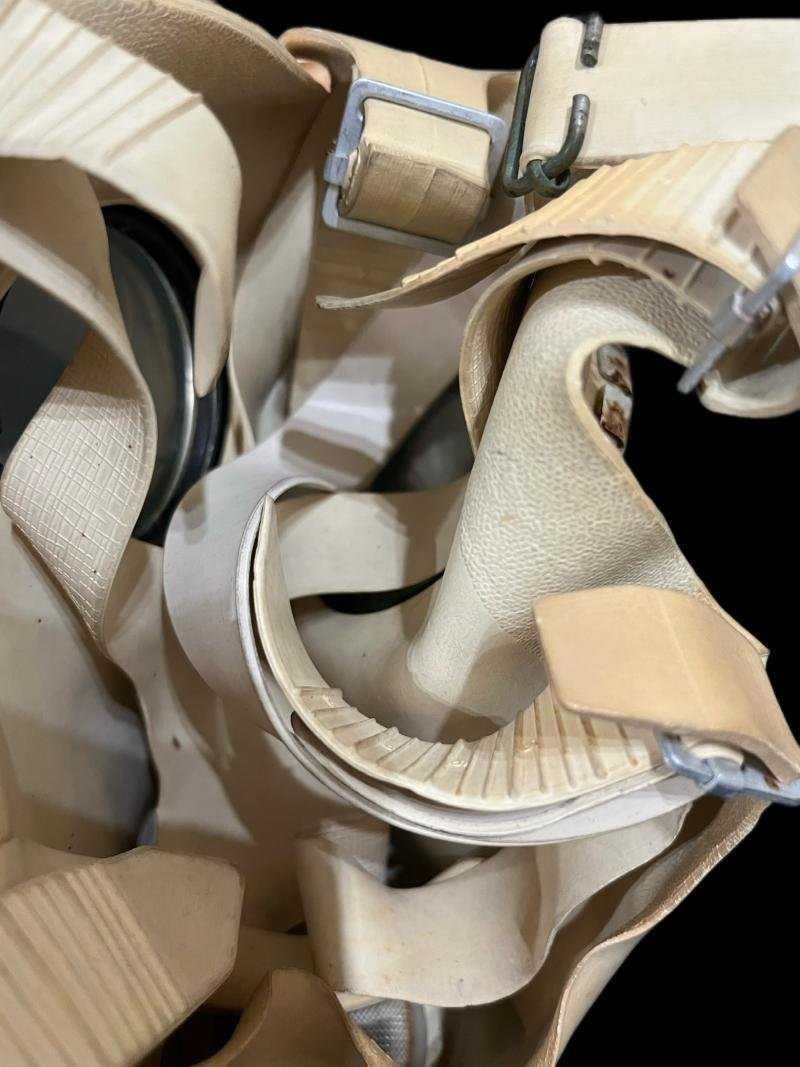 GERMAN AUER Z56 GAS MASK WITH FILTER AND TIN — image 6