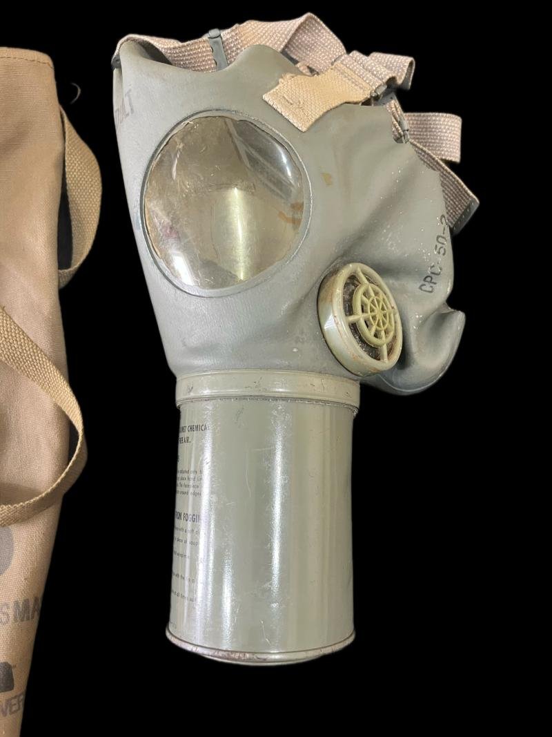 WW2 U.S. M1A2-1-1 NON COMBATANT GASMASK SET — image 2
