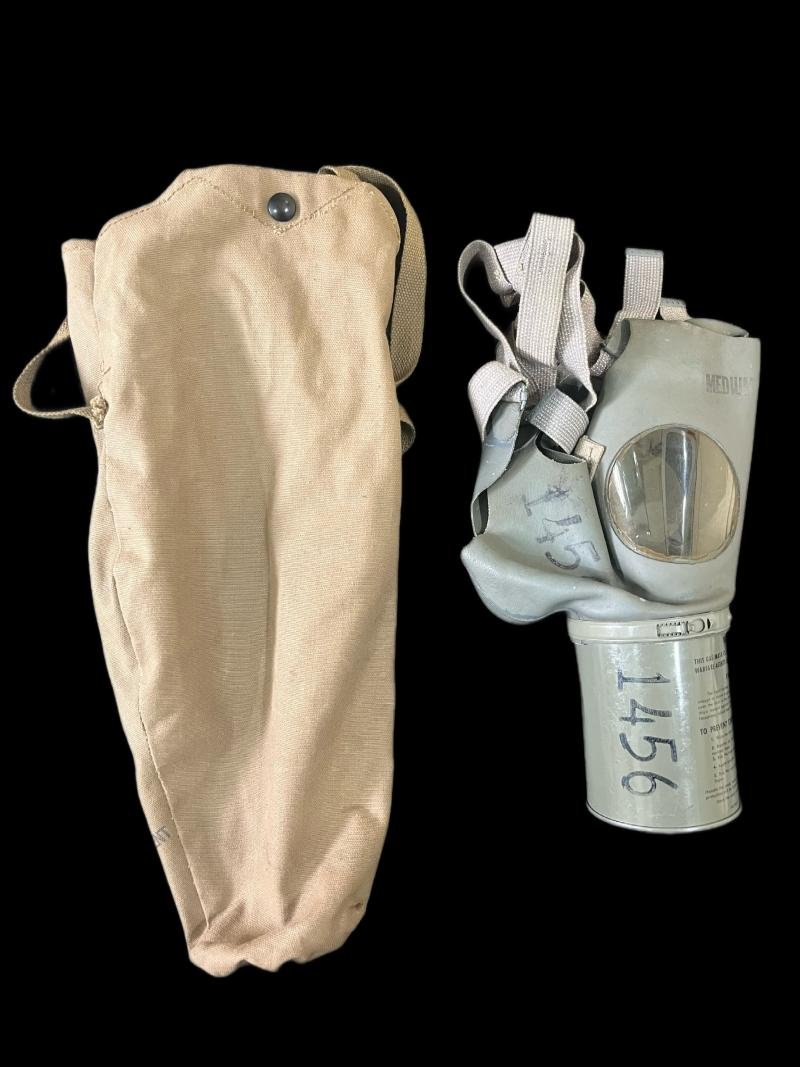 WW2 U.S. M1A2-1-1 NON COMBATANT GASMASK SET — image 4