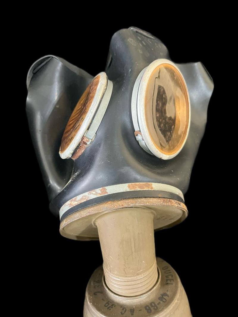 WW2 FRENCH TC-38 GAS MASK WITH FILTER AND TIN — image 2