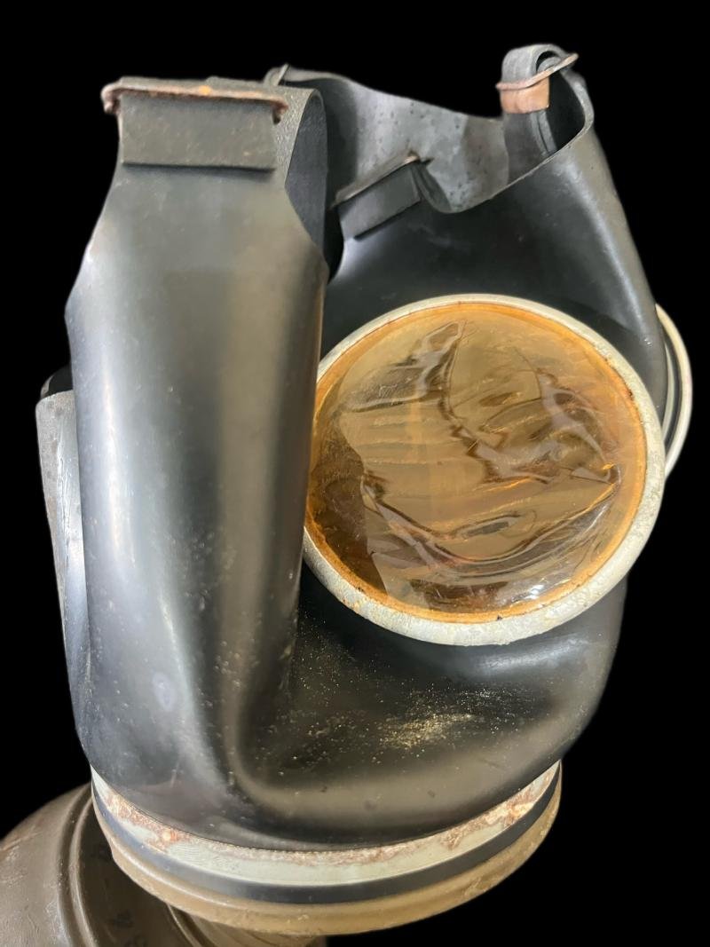WW2 FRENCH TC-38 GAS MASK WITH FILTER AND TIN — image 3