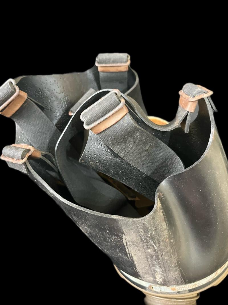 WW2 FRENCH TC-38 GAS MASK WITH FILTER AND TIN — image 5