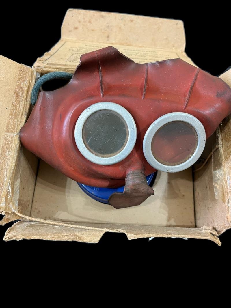 WW2 BRITISH MICKEY MOUSE GAS MASK — image 2